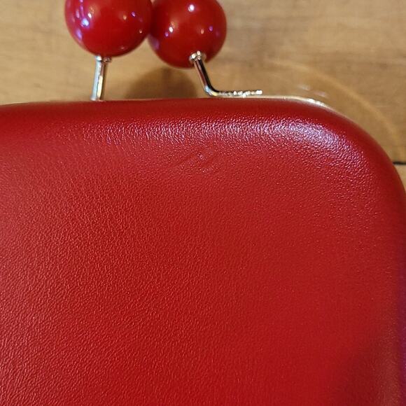 Elizabeth Arden Red Hardshell Structured Kisslock Purse Gold Toned Chain - Picture 4 of 14